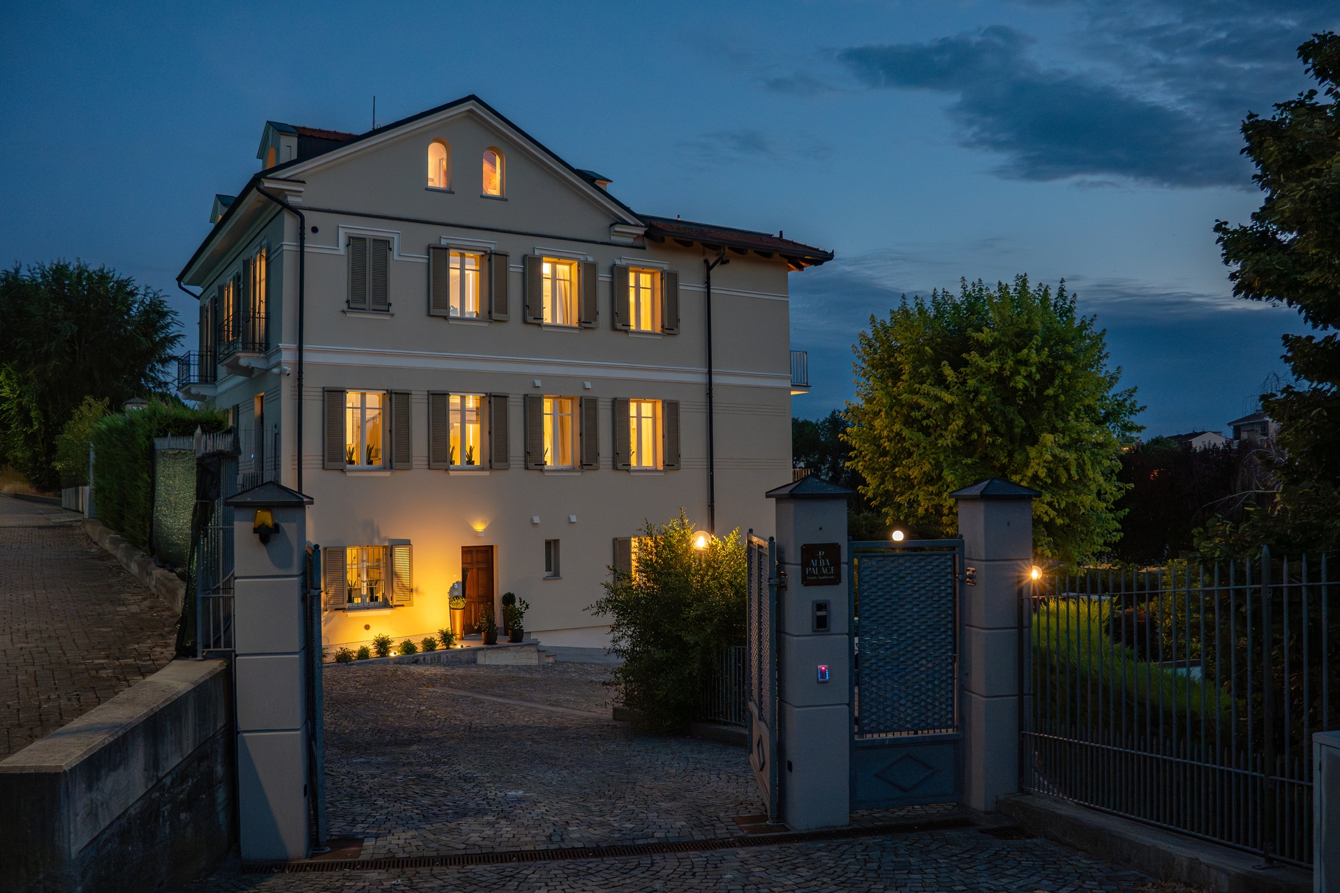 Alba Palace Luxury Apartments - Pink