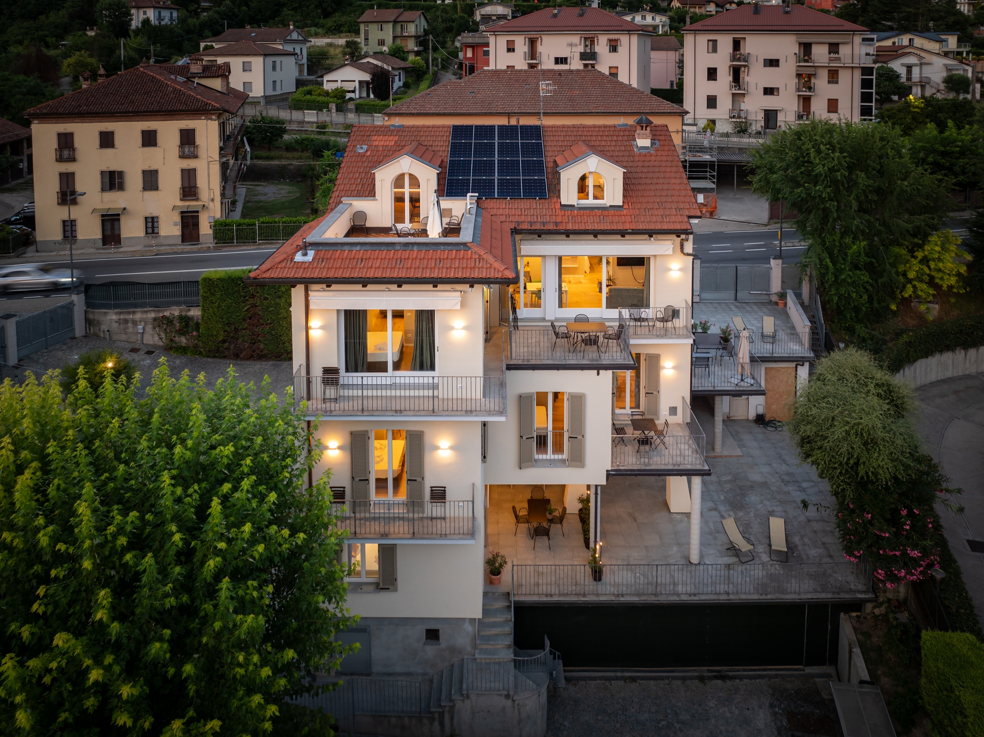 Alba Palace Luxury Apartments - Red