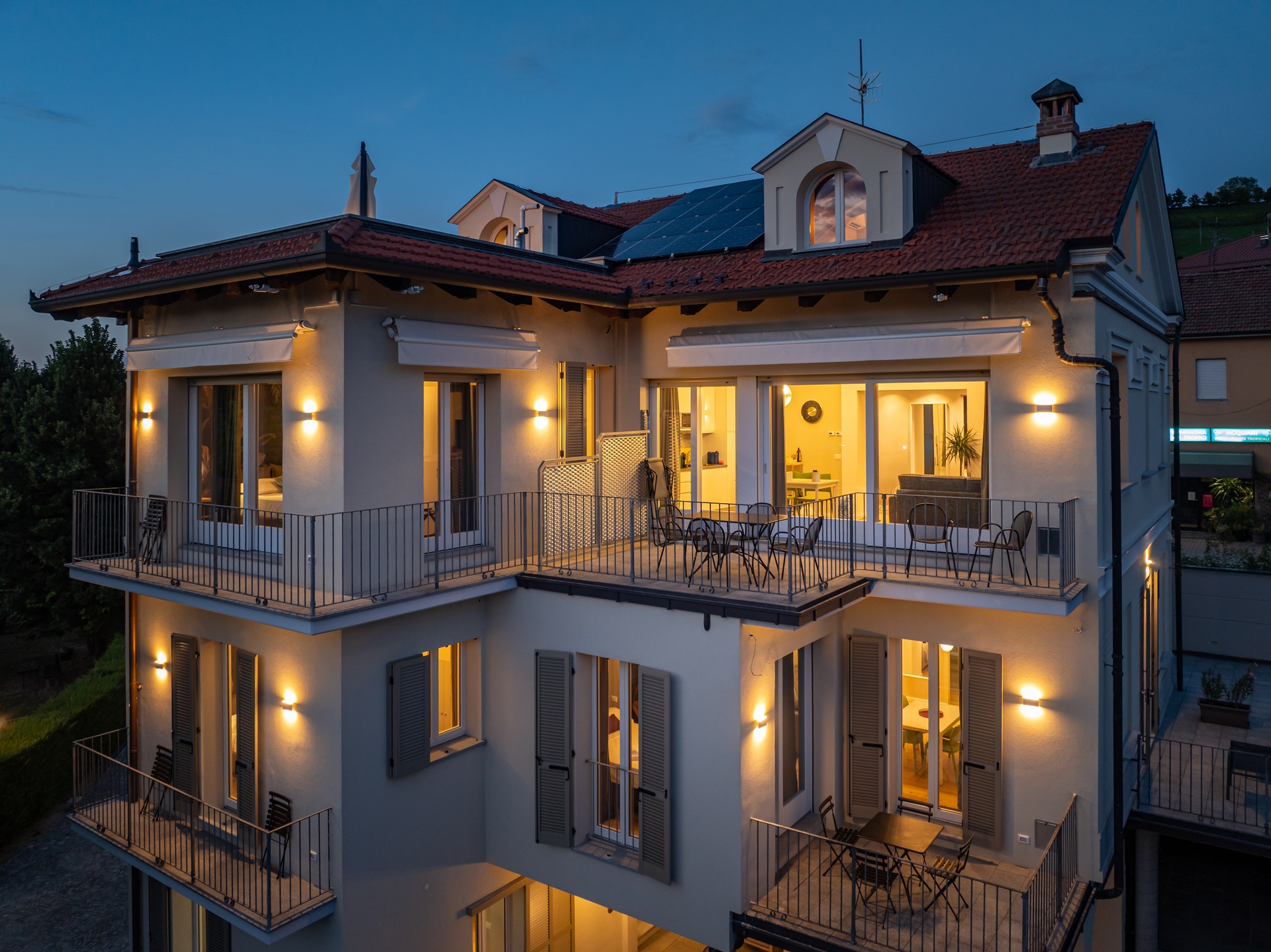 Alba Palace Luxury Apartments - Red