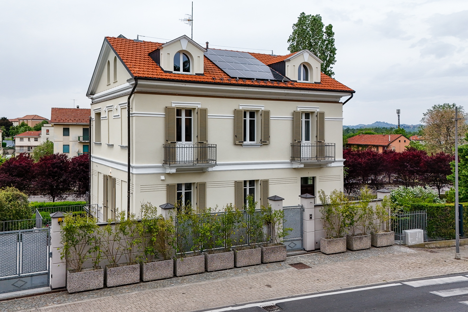 Alba Palace Luxury Apartments - Yellow