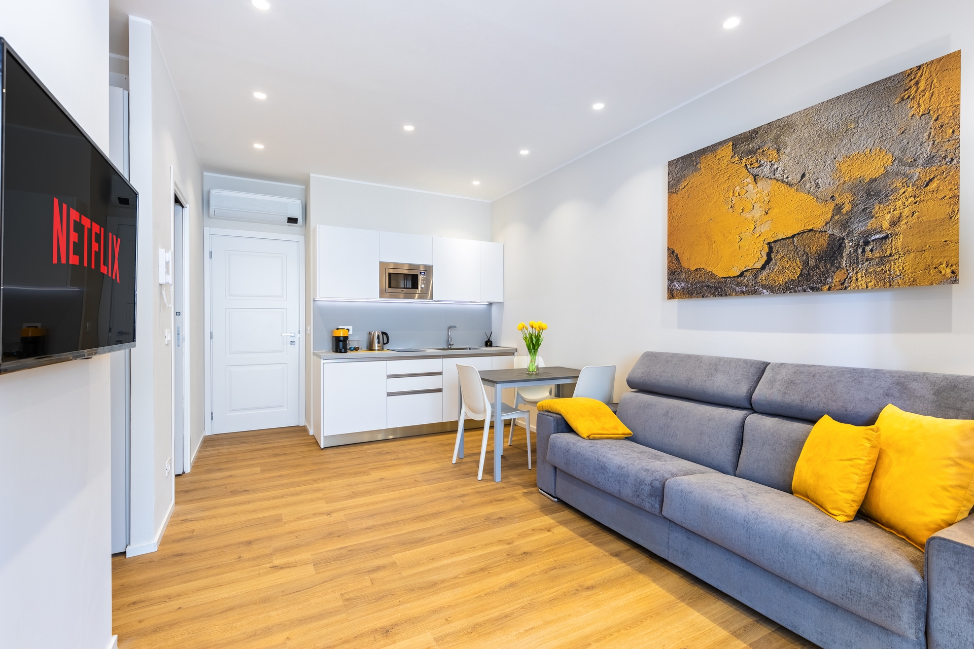 C8 Apartments: Giallo Canarino 02