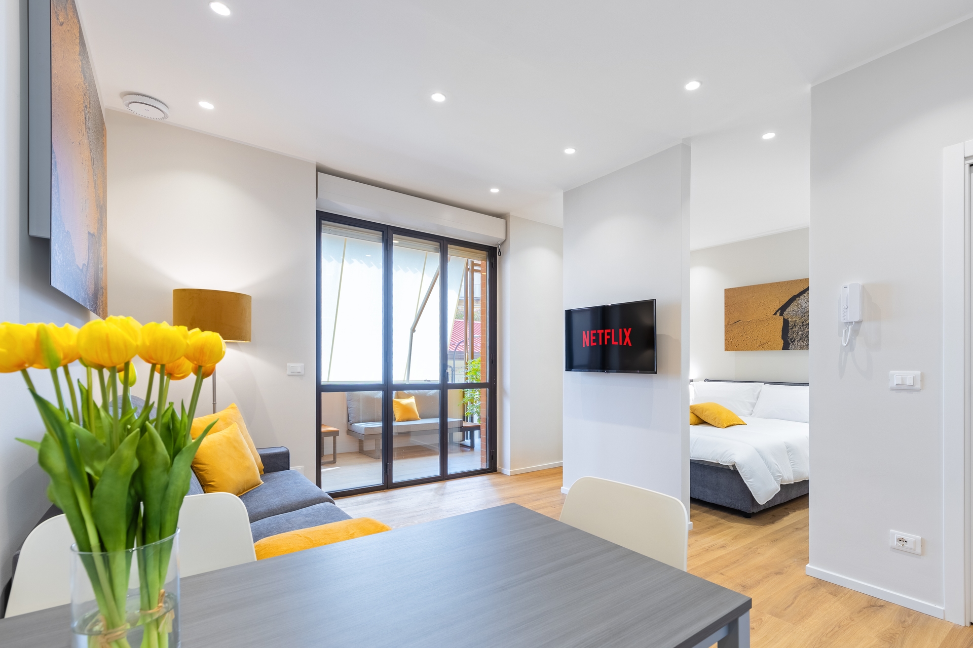 C8 Apartments: Giallo Canarino 02