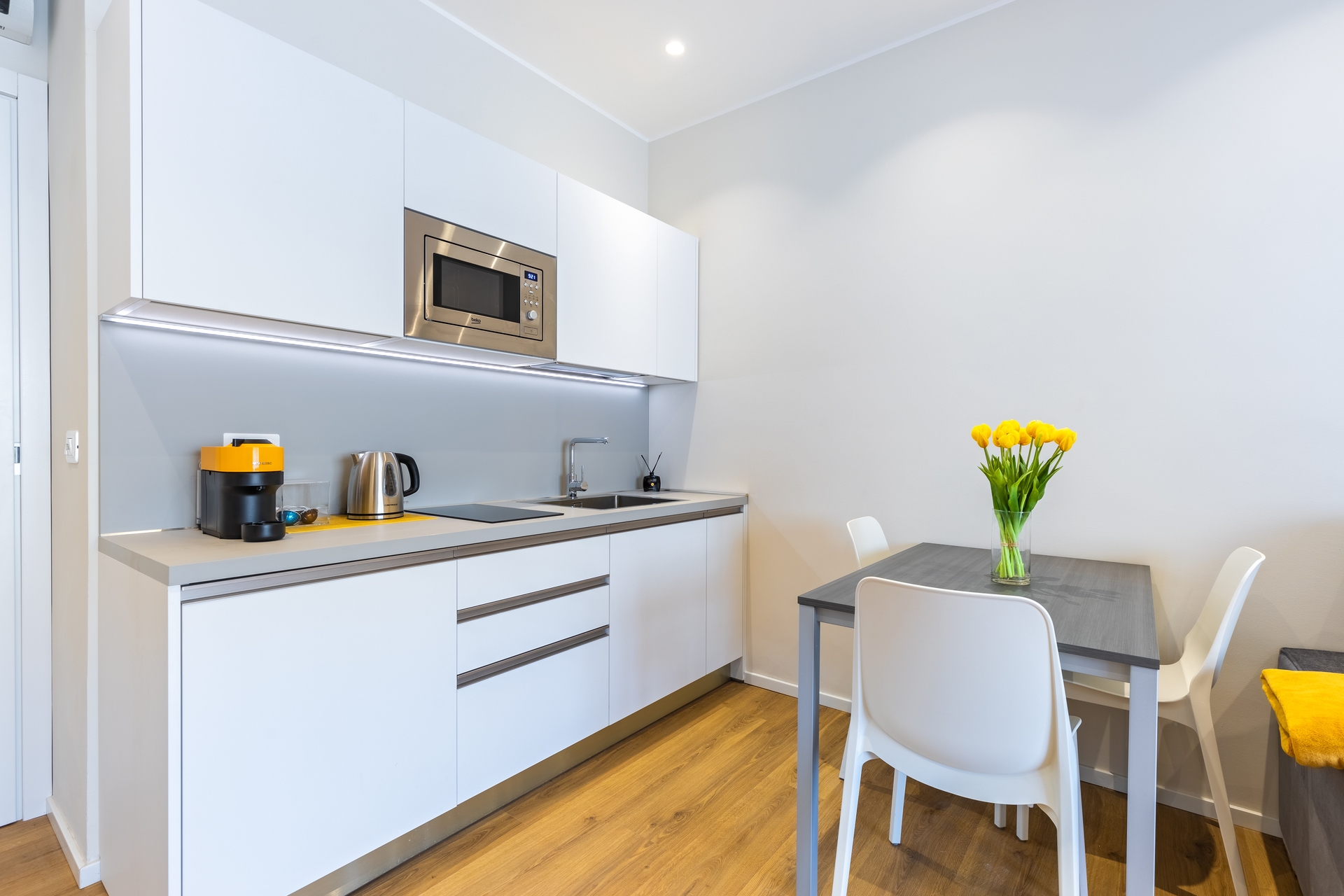 C8 Apartments: Giallo Canarino 02