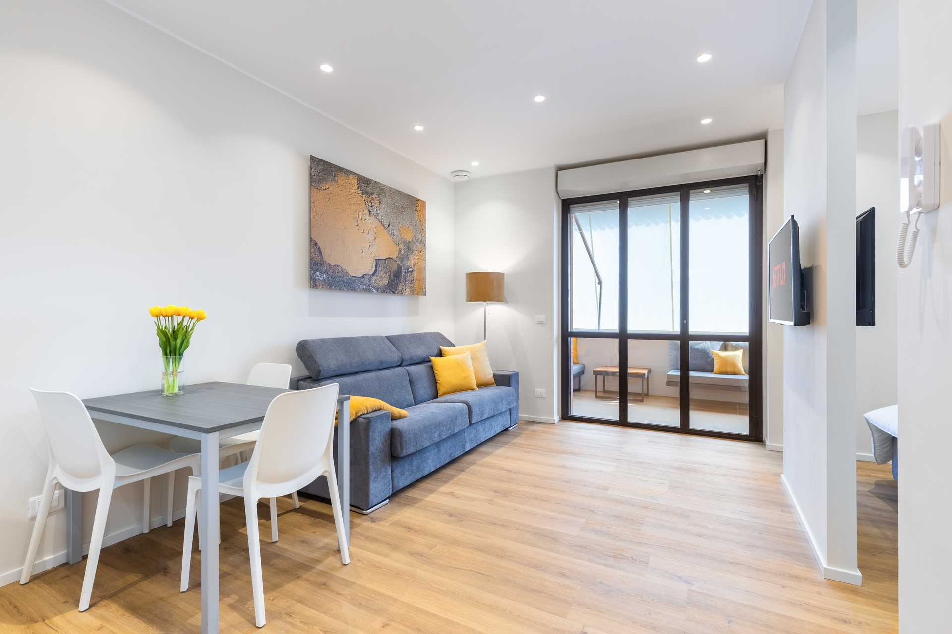 C8 Apartments: Giallo Canarino 02