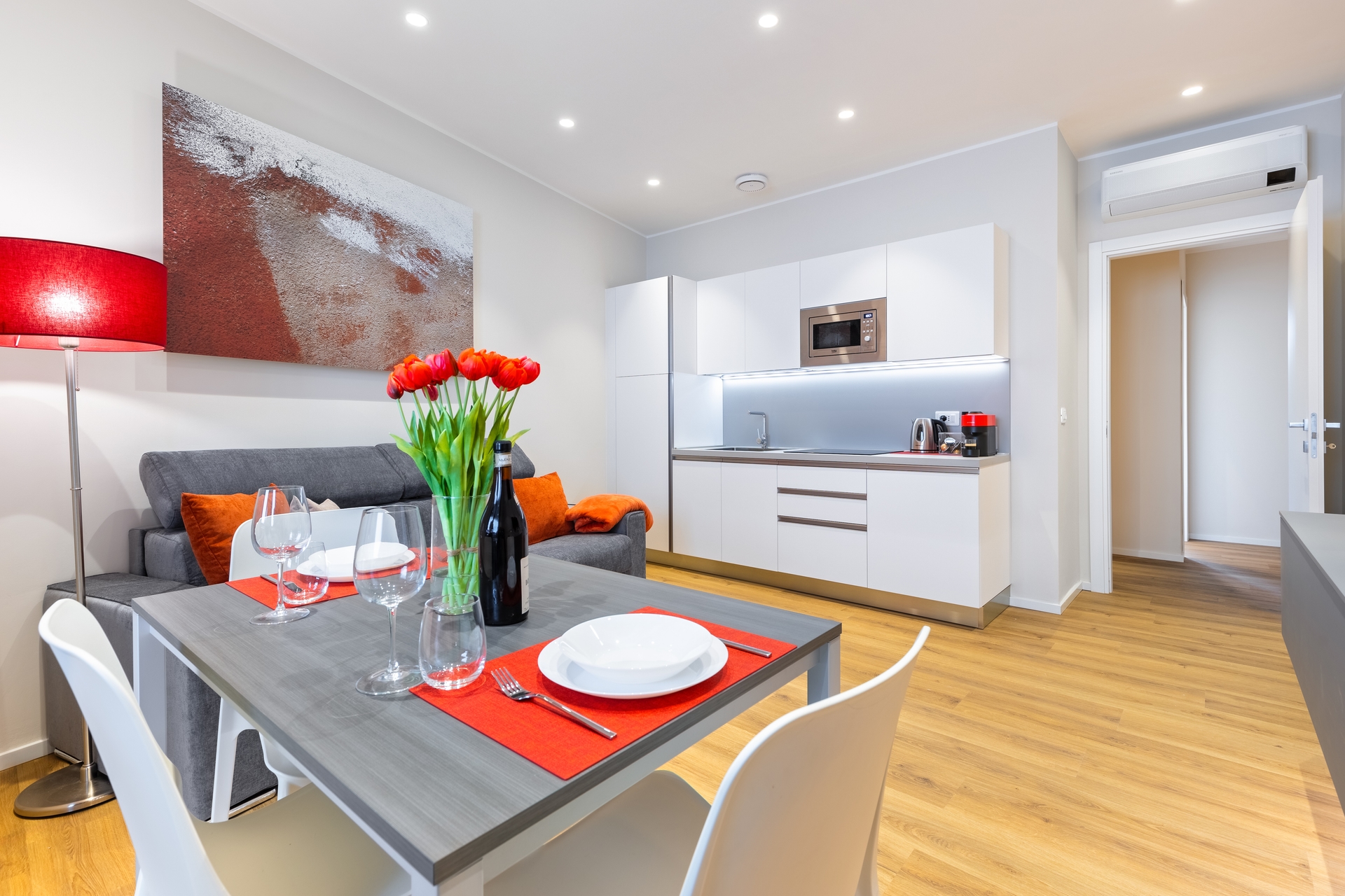 C8 Apartments: Rosso Rubino 03