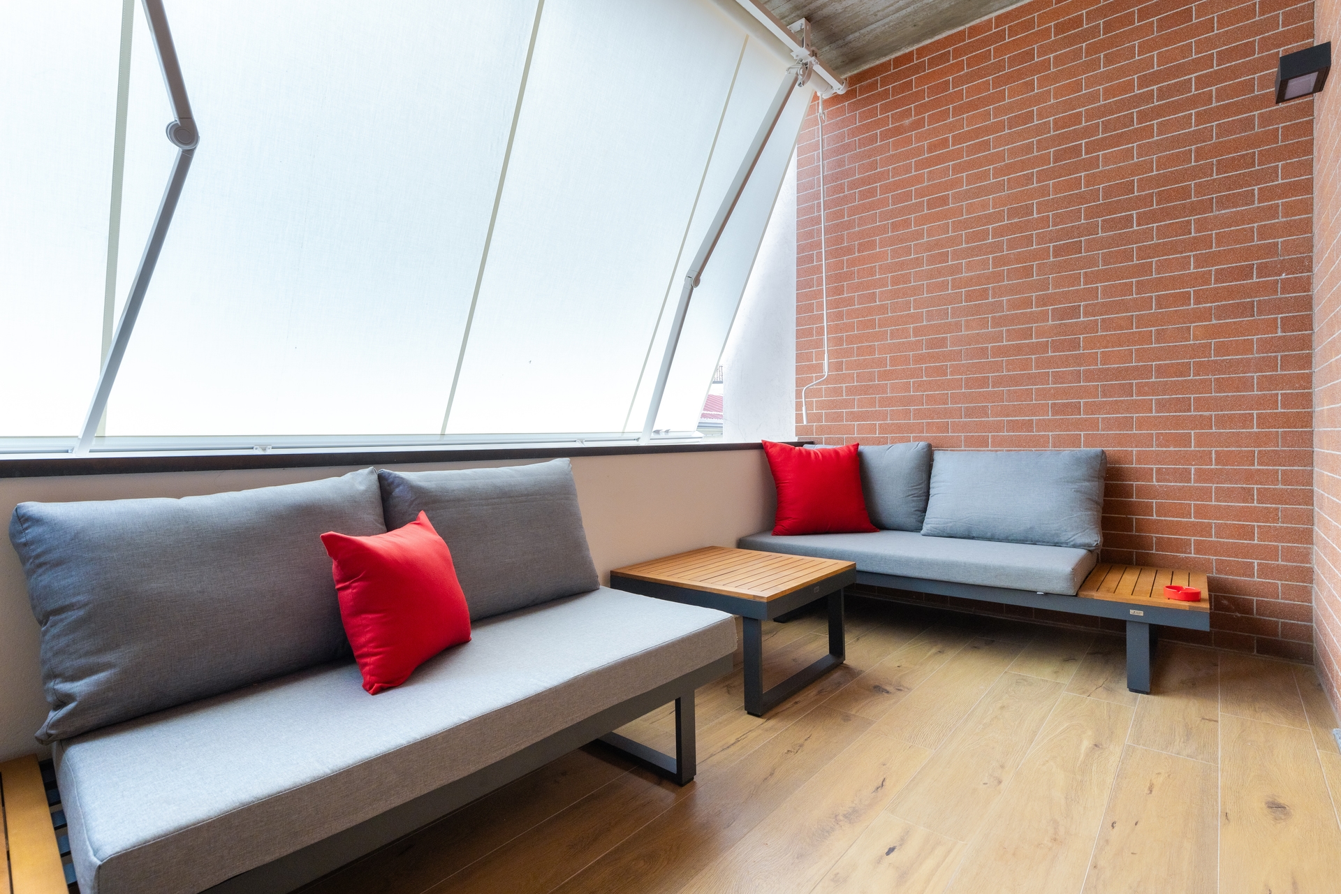 C8 Apartments: Rosso Rubino 03