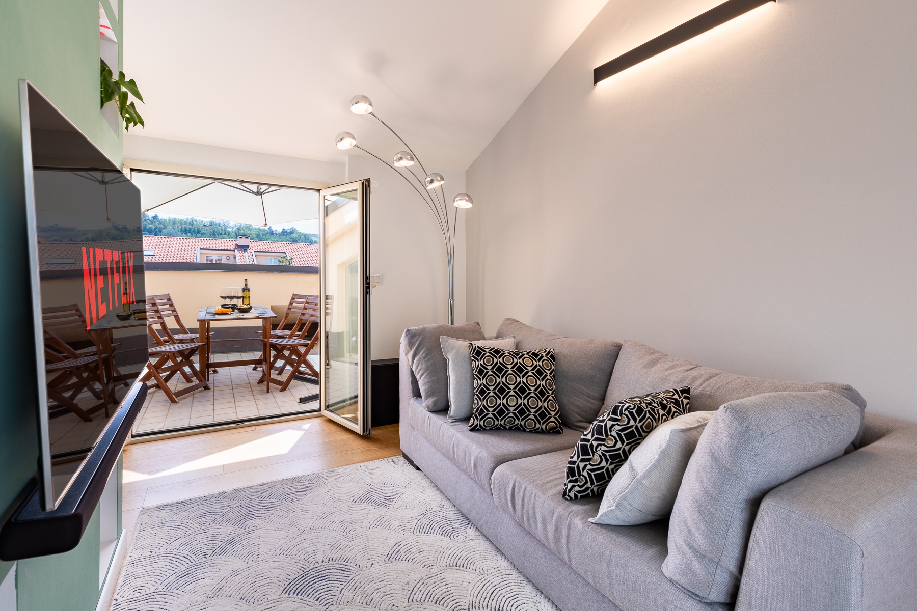 Modern Apartment With Double Terrace and Free Parking