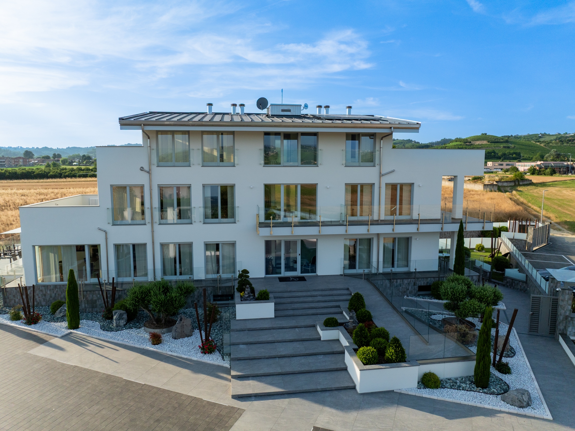 Vanity Tail Luxury Apartments - 2